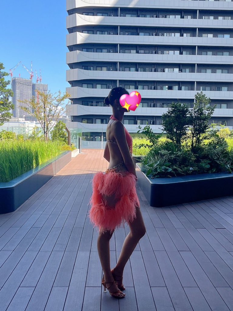 🌺サーモンピンクラテンドレス🌺
中学時代に習っていた先生からいただいたドレスです。豪華なストーンとオーストリッチで華やかにみせてくれます✨

着用身長153~180cm
セルタン、ボディファン🙆‍♀️