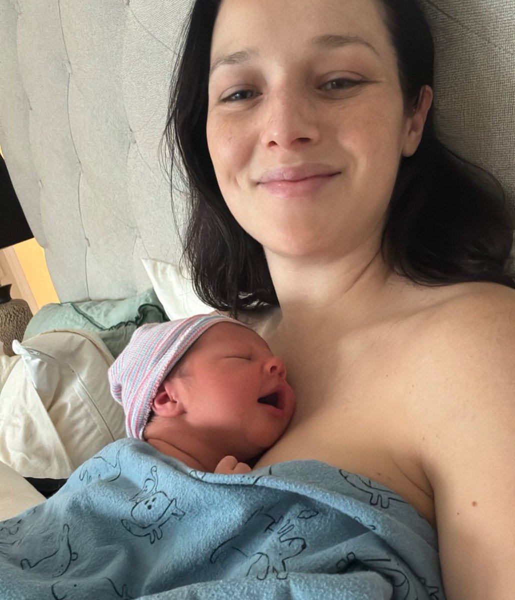 clare_e23's tweet photo. ANNIE CLARK AND BABY BENNETT!!! https://t.co/tXoT5IBBjq