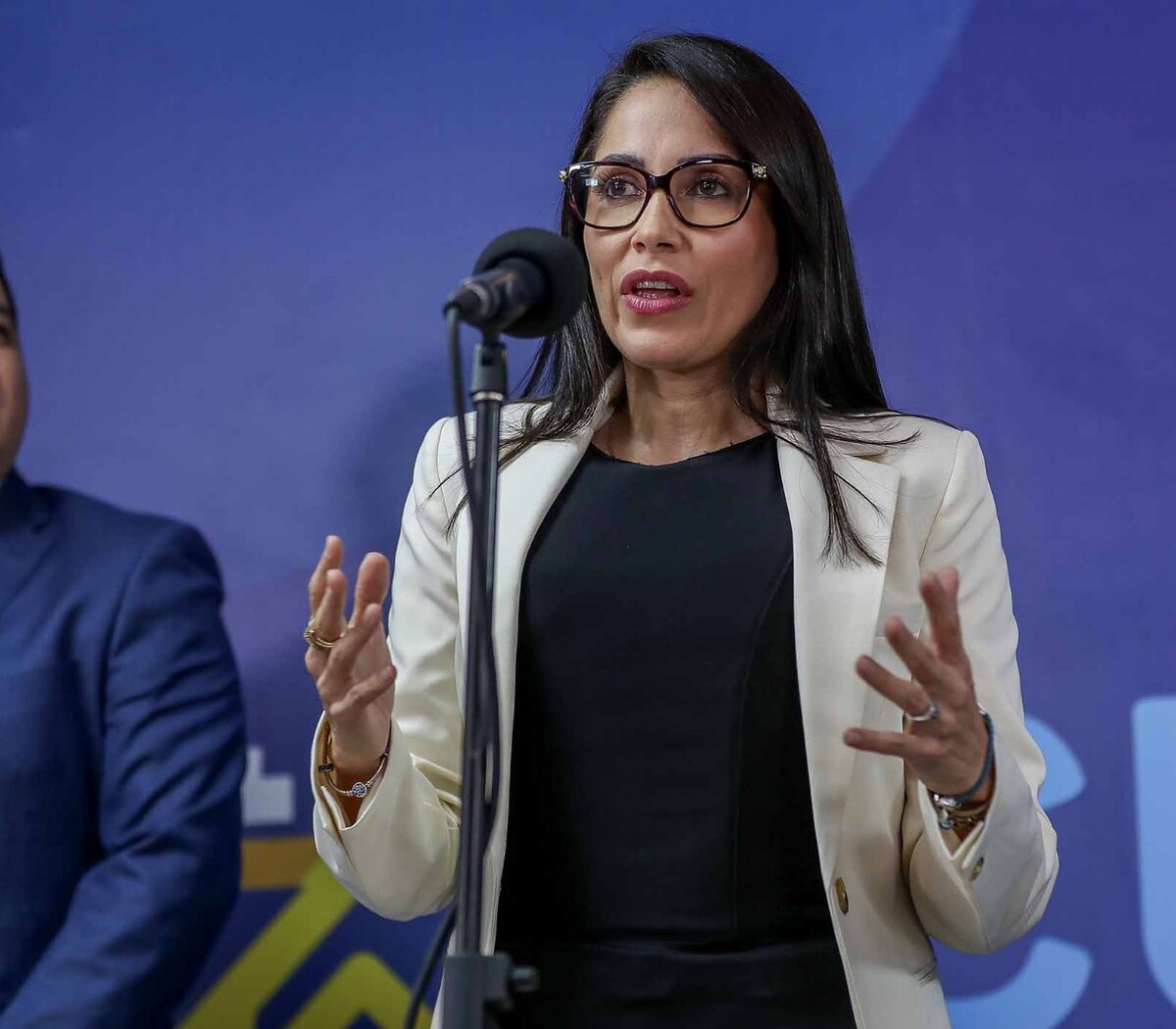 ElDatoEcua's tweet photo. #Urgente Así van las encuestas en Ecuador para la presidencia:

Daniel Noboa    🟣 
Luisa González 🔵

🟣50.0% 🔵34.6%  - IPSOS 
🟣49.7%  🔵31.9%  - Cedatos 
🟣47.1%    🔵39.5%  -Comunicaliza
🟣 45,9% 🔵43,2% -Telcodata 
🔵49.5%  🟣39.5% - MR Analítica 
🔵48%      🟣40%    -Trespuntozero