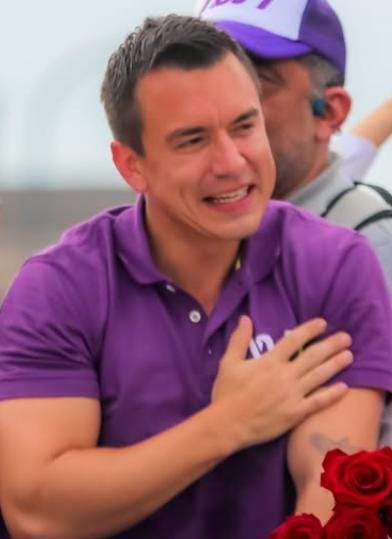 ElDatoEcua's tweet photo. #Urgente Así van las encuestas en Ecuador para la presidencia:

Daniel Noboa    🟣 
Luisa González 🔵

🟣50.0% 🔵34.6%  - IPSOS 
🟣49.7%  🔵31.9%  - Cedatos 
🟣47.1%    🔵39.5%  -Comunicaliza
🟣 45,9% 🔵43,2% -Telcodata 
🔵49.5%  🟣39.5% - MR Analítica 
🔵48%      🟣40%    -Trespuntozero