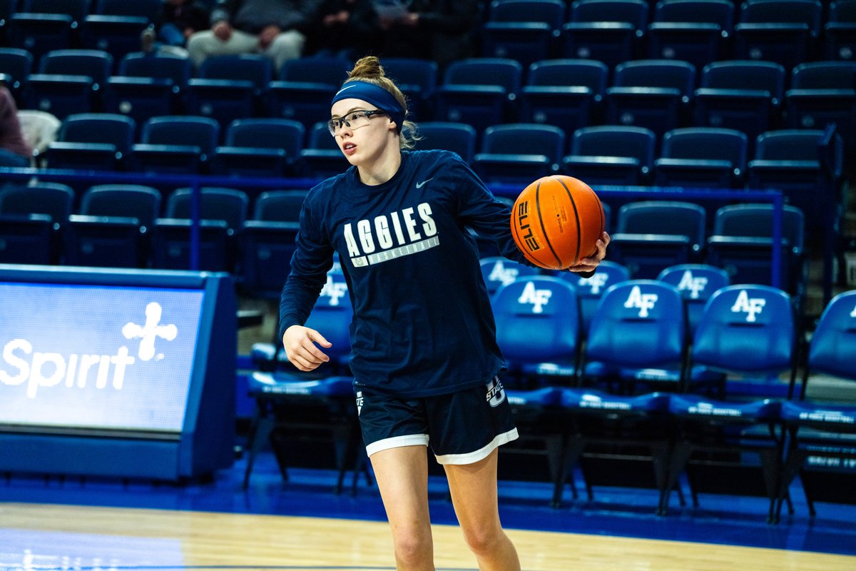 USUWBasketball's tweet photo. 𝙧𝙚𝙖𝙙𝙮 𝙛𝙤𝙧 𝙩𝙖𝙠𝙚𝙤𝙛𝙛 https://t.co/CRXIaZz7LS