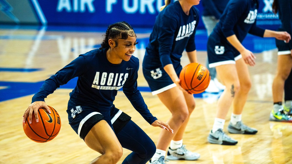 USUWBasketball's tweet photo. 𝙧𝙚𝙖𝙙𝙮 𝙛𝙤𝙧 𝙩𝙖𝙠𝙚𝙤𝙛𝙛 https://t.co/CRXIaZz7LS
