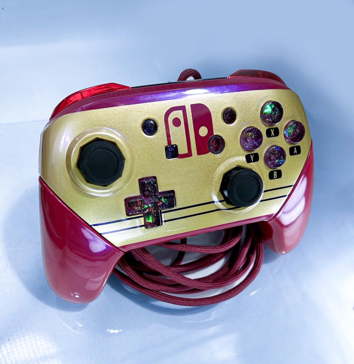 Yu_sanaWitch's tweet image. おはようです☀️
これが新しいゆうちゃんのプロコンだ！
この色の組み合わせが大好きでファミコン柄にしたかったの(๑&apos; ꒳​ &apos; )💓
こだわりは艶がほんのり紫なのとグラディウスだな(&quot; ॑꒳ ॑&quot; )ｳﾝｳﾝ
ゆうちゃんデザインして
さなたんが塗装したよん❣️

 #塗装コン
 #プロコン塗装
 #CustomGCC