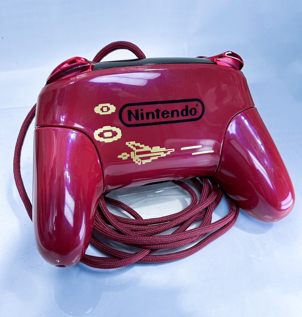 Yu_sanaWitch's tweet image. おはようです☀️
これが新しいゆうちゃんのプロコンだ！
この色の組み合わせが大好きでファミコン柄にしたかったの(๑&apos; ꒳​ &apos; )💓
こだわりは艶がほんのり紫なのとグラディウスだな(&quot; ॑꒳ ॑&quot; )ｳﾝｳﾝ
ゆうちゃんデザインして
さなたんが塗装したよん❣️

 #塗装コン
 #プロコン塗装
 #CustomGCC