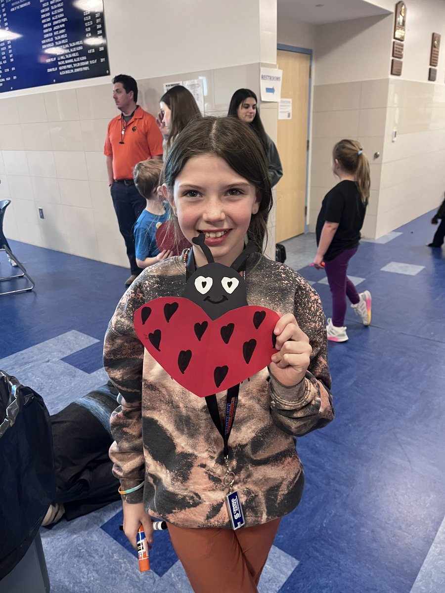 Mandery's tweet photo. 5/7– Valentine Pets #packpartners #EMwolves https://t.co/yXUS9HvZuo