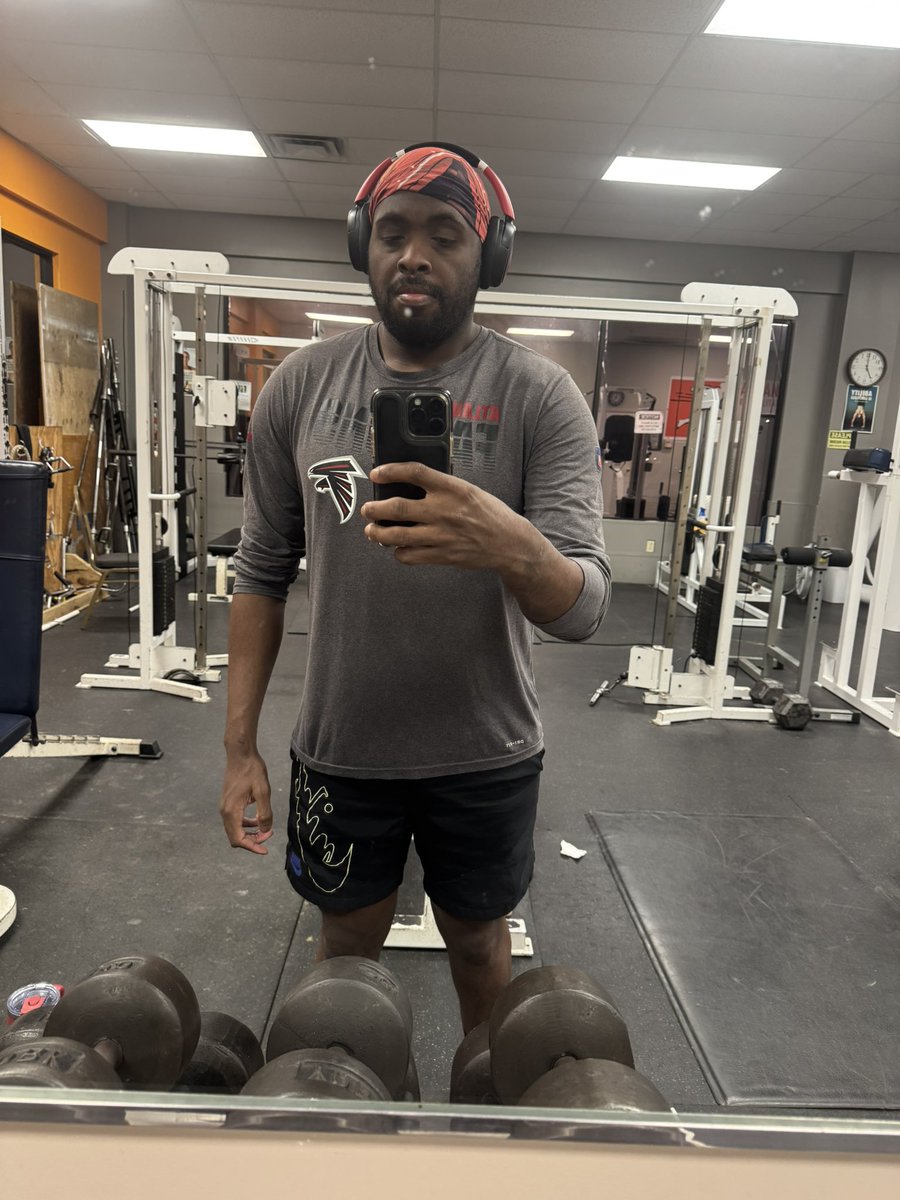 PhotoRunner_91's tweet image. 5 mile run outdoors and did some abs/core workouts at the gym 🏃🏾‍♂️#runtraining #runner #nikerucnlub #cardio