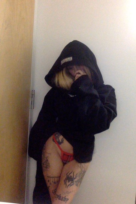 Watch zombrii 🤍's leaked NSFW photo on TwXstars