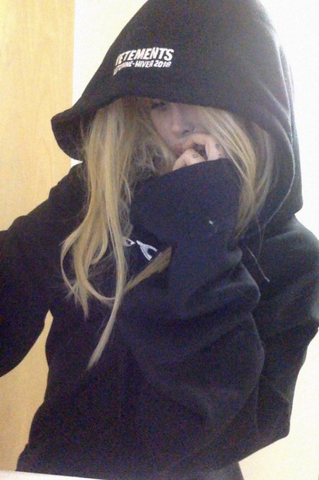 Watch zombrii 🤍's leaked NSFW photo on TwXstars