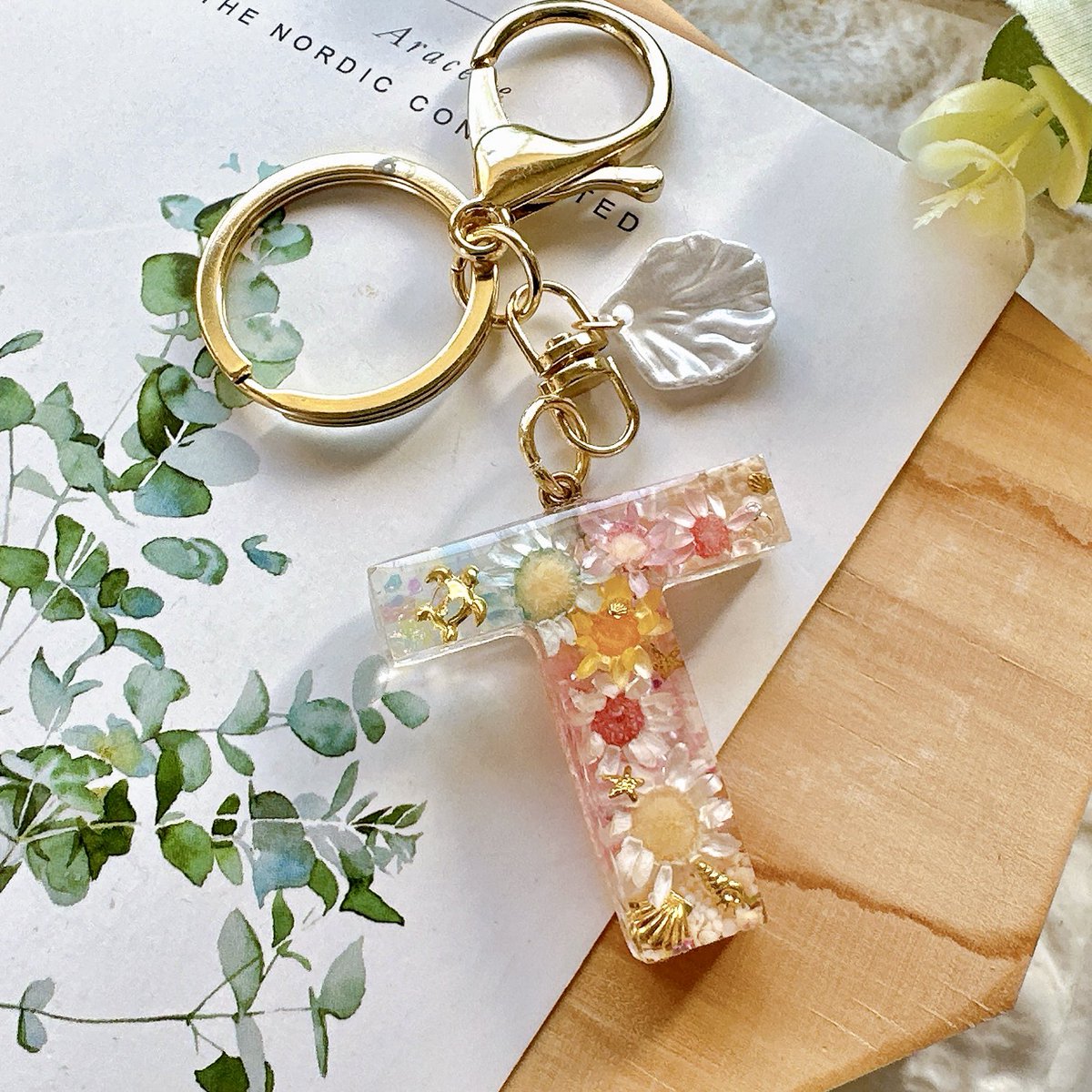 DecoAi's tweet photo. 花の海を泳ぐ💐

本物のお花の中をウミガメたちが泳いでいるデザインです。

 #エポキシレジン #イニシャルキーホルダー #レジンイニシャル #レジンハンドメイド #シェルフレーク #ドライフラワー #ホヌ https://t.co/0EhS7YJUBa