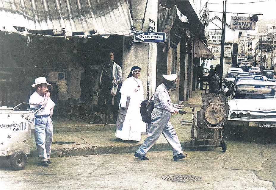 Una escena cotidiana .
.
Esquina Las Piedras en Santa Rosalía Caracas, #Venezuela bella fotografía en la que observamos al heladero, la monja, el cartero, el carro del barrendero, años 60’s.