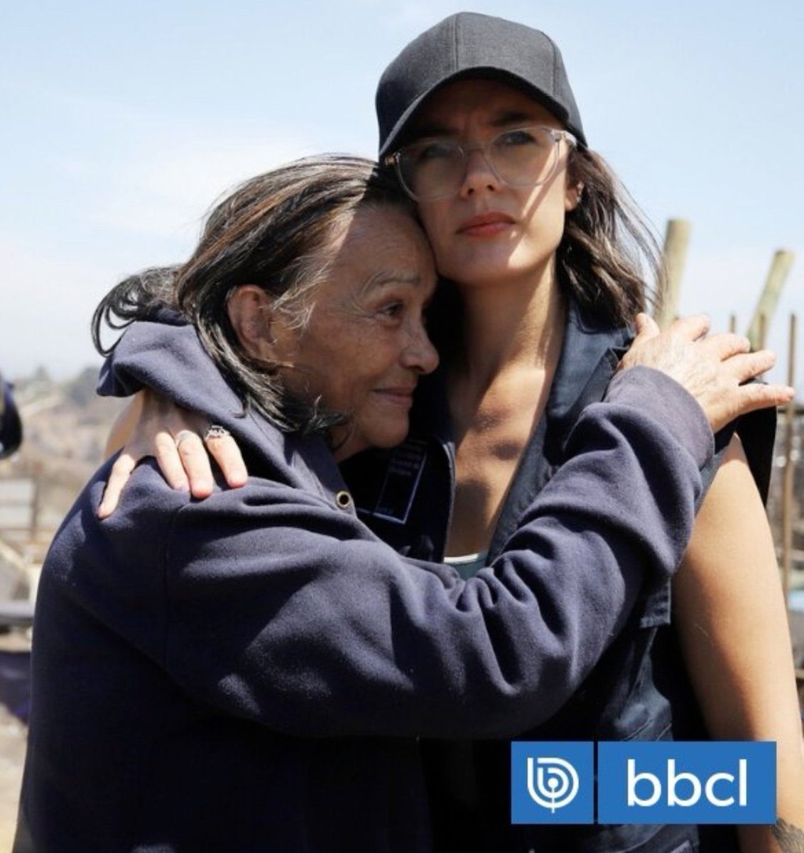 D я e S S 🔥 (@drestrum__pl) on Twitter photo <a href="/camila_vallejo/">Camila Vallejo Dowling</a> La última vez que te abrazaste fue cuando le prometiste a esta señora que reconstruirías su casa. Un año esperando y nada. <a href="/camila_vallejo/">Camila Vallejo Dowling</a> La última vez que te abrazaste fue cuando le prometiste a esta señora que reconstruirías su casa. Un año esperando y nada.
