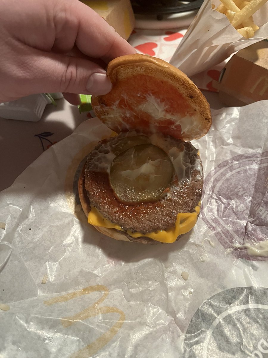 DaUsSs247's tweet photo. @McDonalds How exactly do you mess up a mobile order… It’s literally written down for you!? No pickle… Sure let’s add pickles… Extra onion apparently means add mayonnaise! 🤮 https://t.co/p3zoUDzrYS