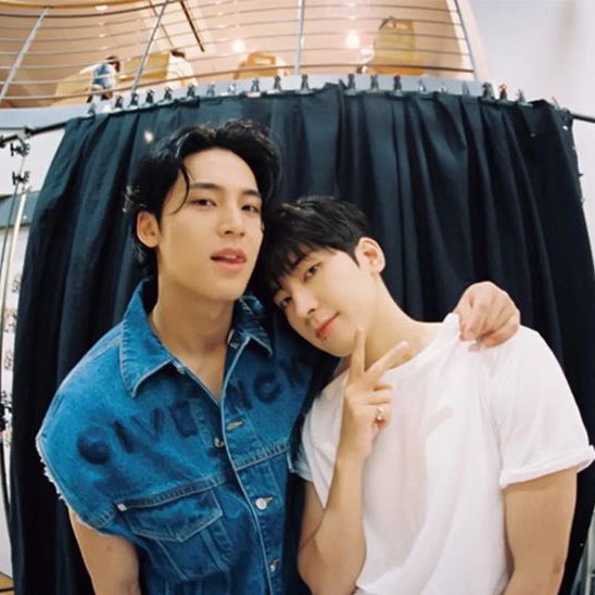 skwon9yu's tweet photo. my favorite genre of minwon is when they’re both leaning towards eo and mingyu’s resting his arm on wonwoo’s shoulder, leaving no space for the holy spirit https://t.co/Y3DXznAx3I