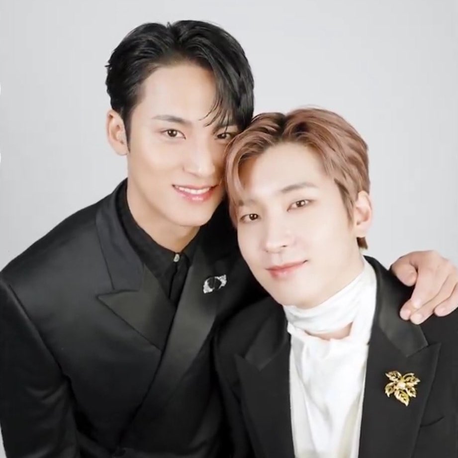 skwon9yu's tweet photo. my favorite genre of minwon is when they’re both leaning towards eo and mingyu’s resting his arm on wonwoo’s shoulder, leaving no space for the holy spirit https://t.co/Y3DXznAx3I