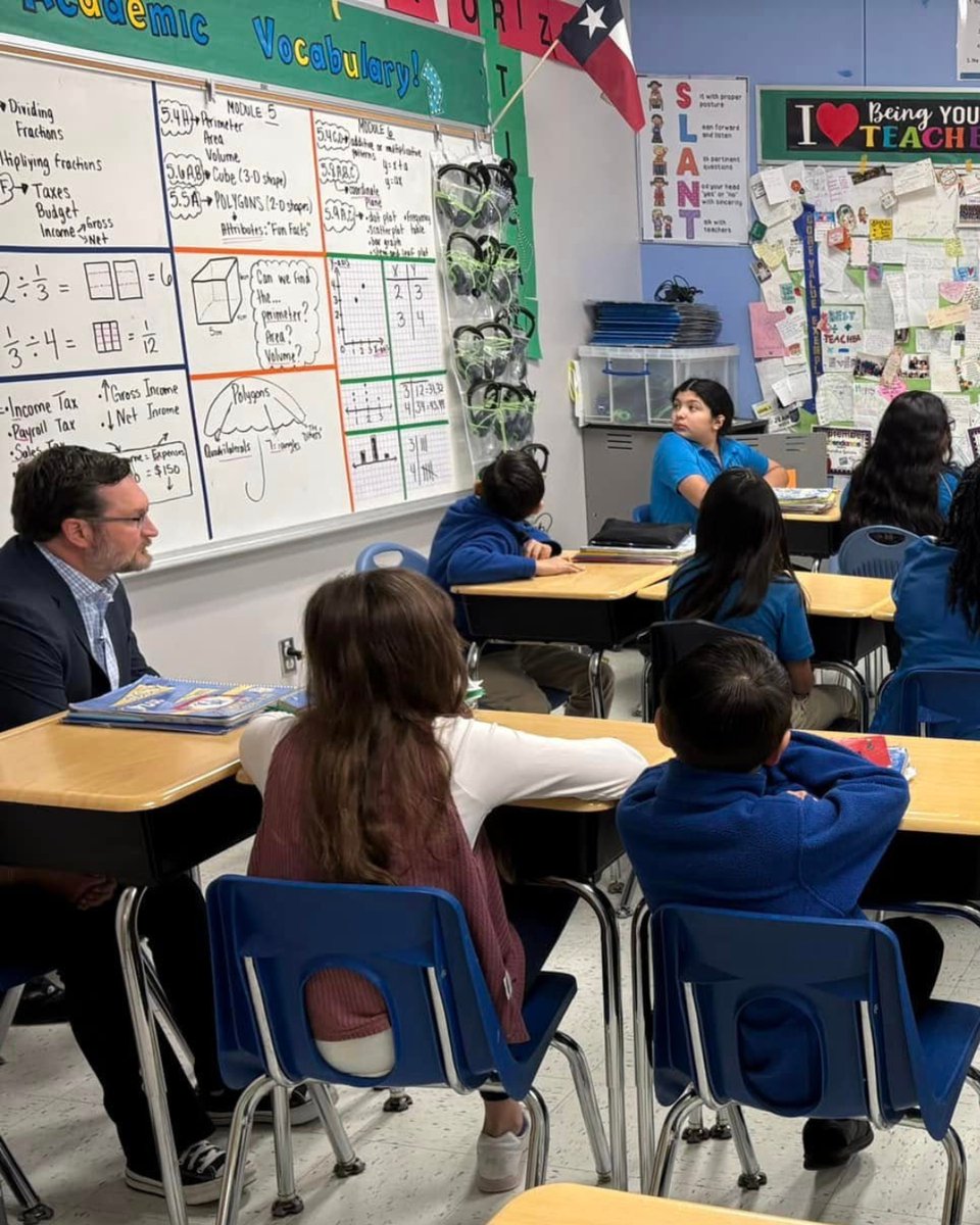 IDEAschools's tweet photo. Our IDEA Tres Lagos Lobos gave a warm welcome to Superintendent and CEO Dr. Jeff Cottrill! Scholars and teachers were excited to have him sit in on classes and chat with our Team and Family. 💙💛 #IDEAProud https://t.co/Eyv3D5u5u8