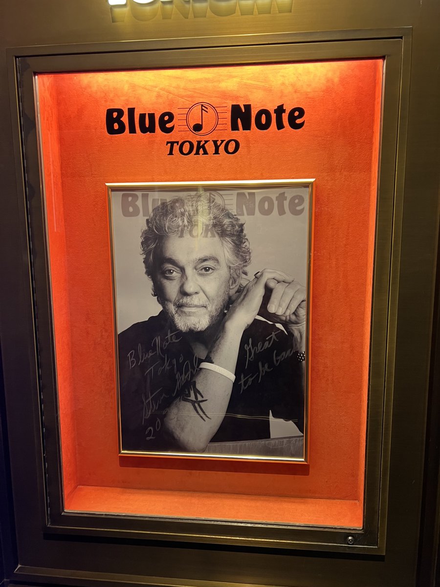 kinenaoto's tweet photo. スティーヴ・ガッドBlue Note公演に行ってきました。ギター職人kanjiさんと大阪芸大広瀬さんの計らいで楽しい時間を過ごせました。ギターのマイケル・ランドウさんがロスの火事で来日出来ず、急遽トシ・ヤナギさんが参加。錚々たるメンバーで最高の音楽を堪能させて頂きました。お酒も進みました。 https://t.co/HJKOGhfpif