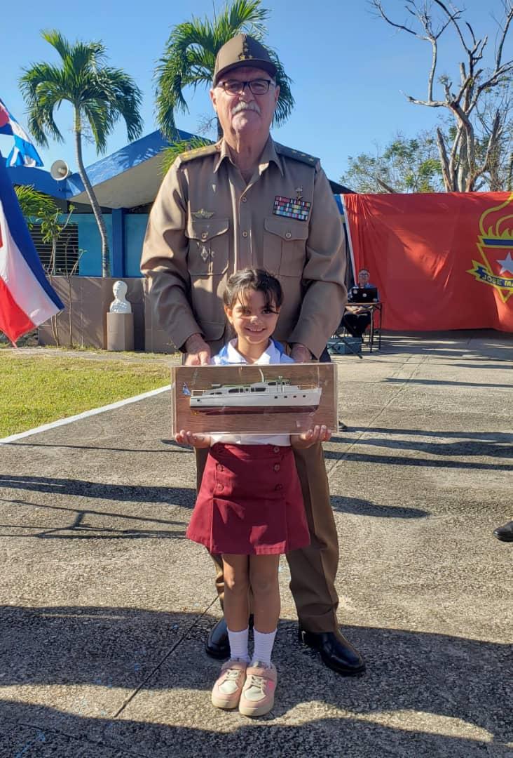 🇨🇺l El Primer Coronel Orlando Cardoso Villavicencio hizo entrega de la réplica del Yate Granma a la pionera Meury Sofía Arenal González, estudiante de la Escuela primaria "Mártires de Playa Girón" del municipio Boyeros, ganadora del concurso Amigos de las FAR en este territorio.