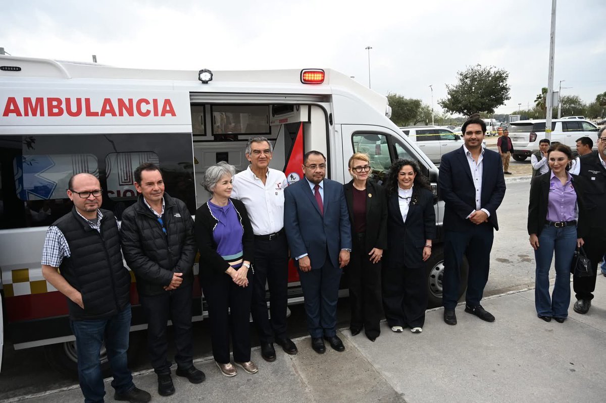 olgapsosa's tweet photo. Como parte de la estrategia “México te Abraza” de la presidenta @Claudiashein , el Centro de Atención a Migrantes en #Reynosa está en óptimas condiciones para brindar servicio de alojamiento temporal, alimentación, tarjeta bienestar paisano y programas de bienestar para la reintegración de nuestros connacionales. 

Con el gobernador Américo Villarreal pudimos constatar las condiciones del Centro y el trabajo de las y los servidores públicos que demuestran una vez más la solidaridad del pueblo de #Tamaulipas con los demás. Además, la Dra. María de Villarreal entregó una ambulancia disponible para atender a la población migrante.Paisanas y paisanos, sepan que no están solos.