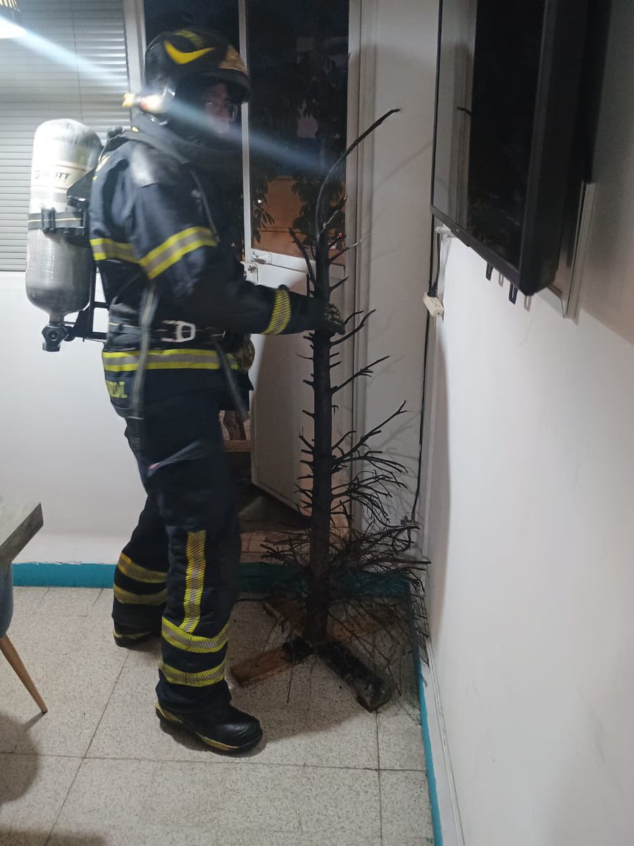 En seguimiento al incendio registrado en calle Libertad, colonia San Simón  Ticumac, en @BJAlcaldia, informamos que en un departamento se quemó un árbol  de navidad seco; procedimos a extinguir el fuego. Servicio, image size:900x1200