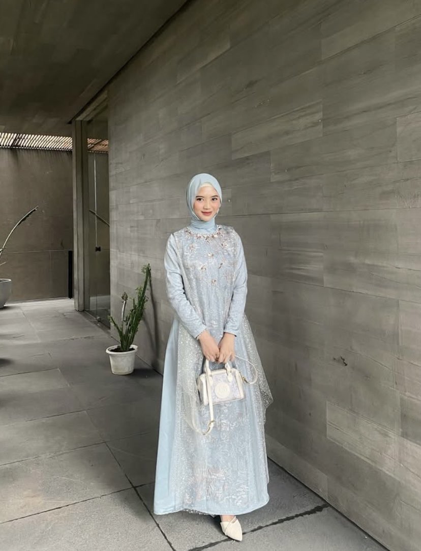 Cung siapa yang klo beli baju lebaran tu bajunya bisa dipake ke semua acara biar gak dipake cuma sekali aja☝🏻

Sini aku spill tipis tipis dress simpel tp keliatan mewah. Kepoin profil aku buat baju lebaran lainnya🙆🏻‍♀️

🛒 : s.shopee.co.id/4q0OOSf7pI