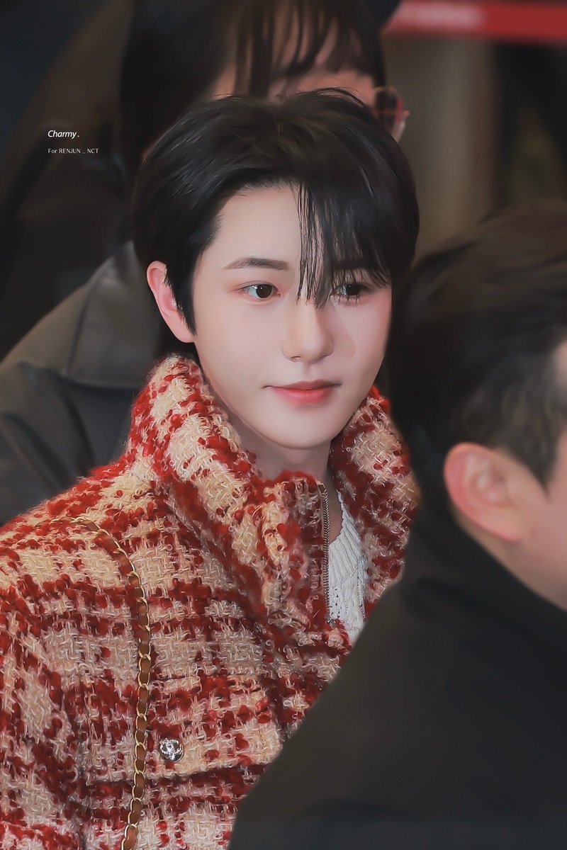 renjuns323's tweet image. just saw a man so beautiful and started crying