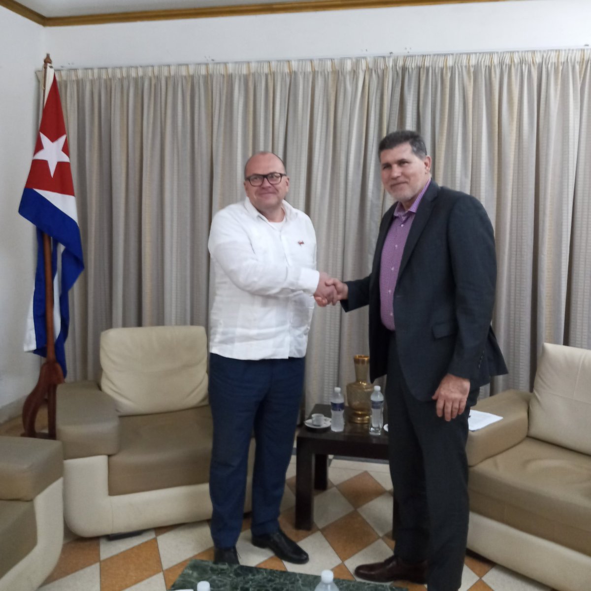 El Sr. Valery Baranovsky se despidió hoy en encuentro con ministro <a href="/polivaoscar/">Oscar Pérez-Oliva Fraga</a>, tras concluir su misión como Embajador de Belarús  en Cuba.   
Se constató la voluntad mutua de fortalecer las relaciones bilaterales.
<a href="/minc/">minc</a>