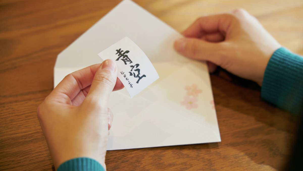 kingjim's tweet photo. 介護施設のお悩み：
「入居者さんの様子を、ご家族に届けたい。」

「テプラ」が力になります。
レクリエーションで書いた書道作品を写真撮影して、お手紙に同封できるミニ書道ラベルをつくってみました。
#おねがいテプラ https://t.co/LApIo0s2ns