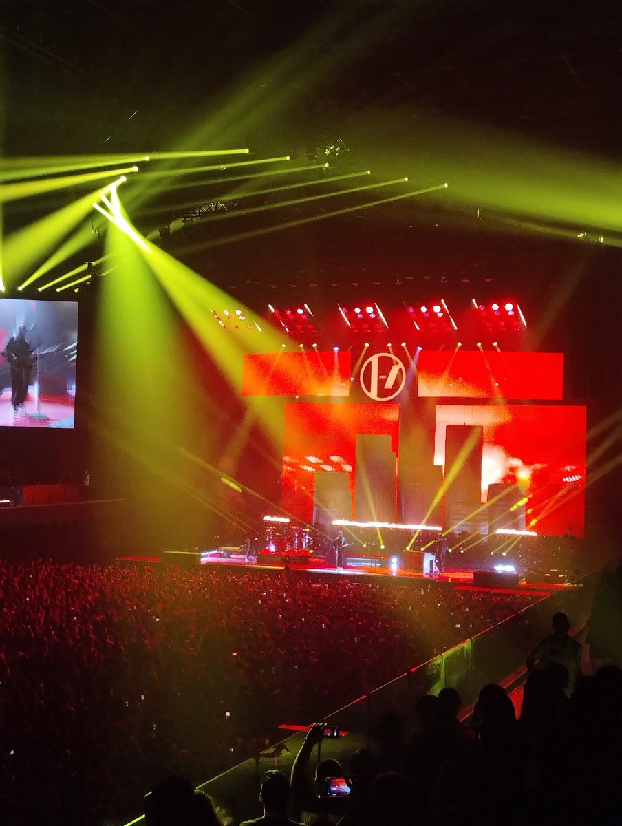 Giulimp's tweet photo. #ClancyBuenosAires #ClancyArgentina @twentyonepilots 👏🏻👏🏻👏🏻 https://t.co/7o94YVwTFj