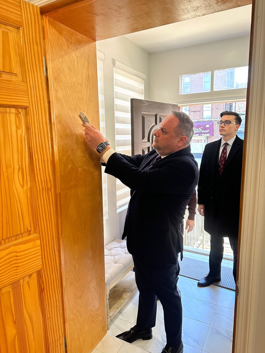 MakorCSN's tweet photo. We are excited to announce the opening of our NEW residence! Earlier today, we had a beautiful ribbon cutting and mezuzah ceremony with Assembly Member @MichaelforNY. It was truly an honor to have the Assembly Member participate in this momentous occasion! (Post 1/2) @RachelleDSauer