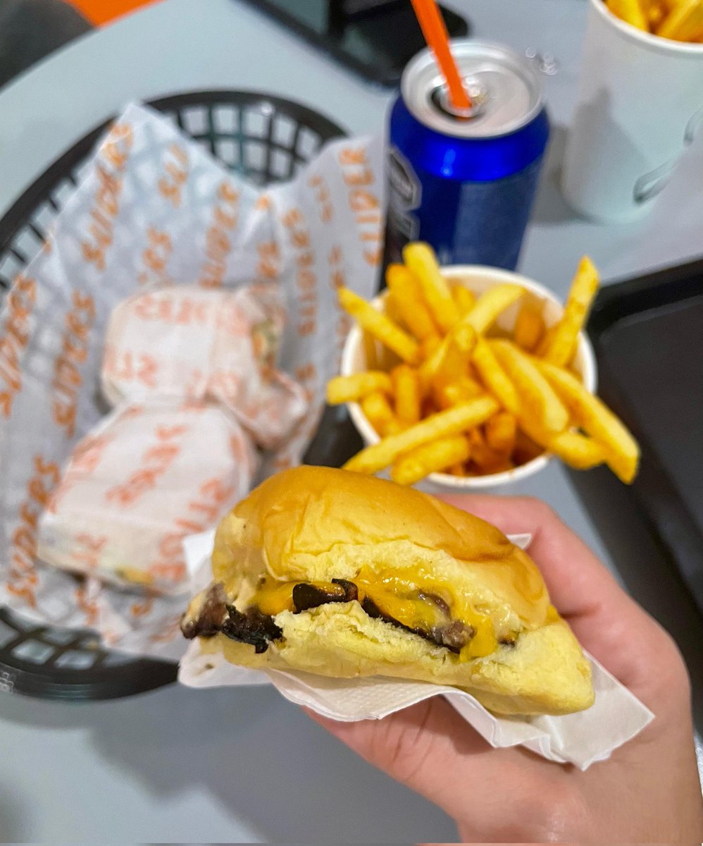 PreciosRosario2's tweet image. 💰 $3.000 una hamburguesa #Slider

🍔 Nos invitaron al nuevo local de #Slider (J.M. de Rosas 1062)

👉🏻 Cebolla, queso chedar y aderezo especial
👉🏻 Pan de papa con manteca 
👉🏻 Papas con mix de 7 especias 

💰 $3.000 🍔
💰 $8.500 🍔🍔🍔
💰 $13.900 🍔🍔🍔 + 🍟 + 🥤…