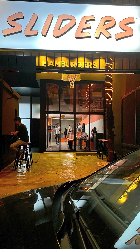 PreciosRosario2's tweet image. 💰 $3.000 una hamburguesa #Slider

🍔 Nos invitaron al nuevo local de #Slider (J.M. de Rosas 1062)

👉🏻 Cebolla, queso chedar y aderezo especial
👉🏻 Pan de papa con manteca 
👉🏻 Papas con mix de 7 especias 

💰 $3.000 🍔
💰 $8.500 🍔🍔🍔
💰 $13.900 🍔🍔🍔 + 🍟 + 🥤…