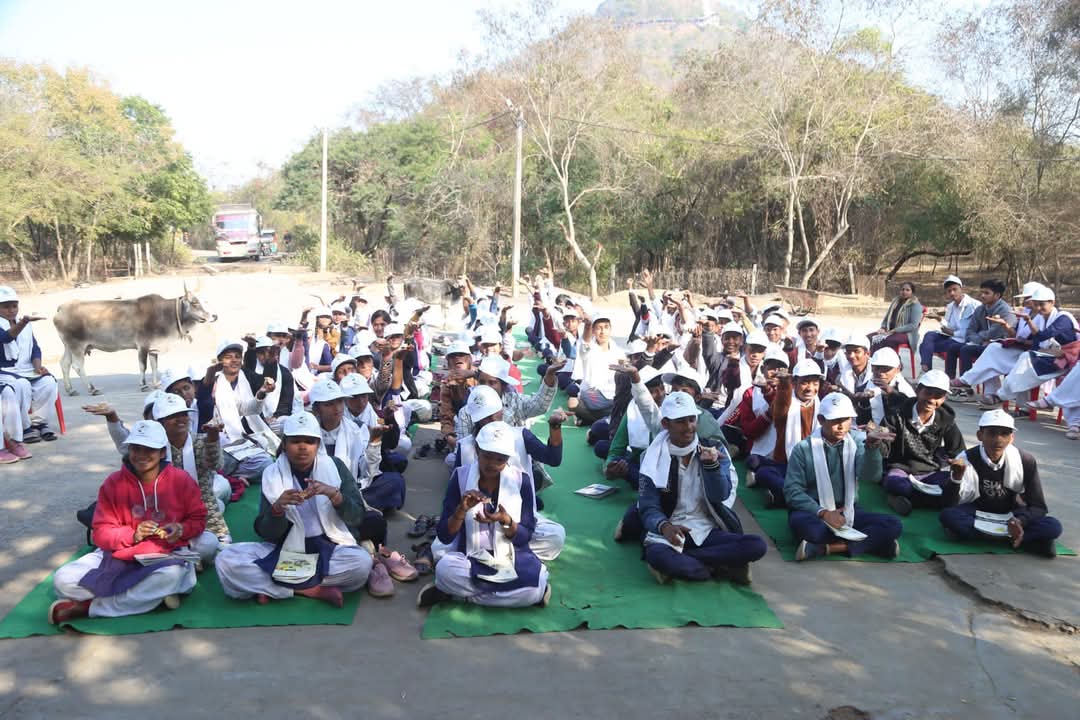 सुरक्षित जंगल, सुरक्षित बाघ!

आज वन विभाग द्वारा आयोजित कार्यक्रम में छात्रों ने "मैं भी बाघ" एवं "हम हैं बदलाव" अनुभूति थीम पर प्रकृति सुरक्षा की शपथ ग्रहण सामारोह में सम्मलित हुए मैहर विधायक श्रीकांत चतुर्वेदी जी,

#team_for_shrikant_chaturvedi