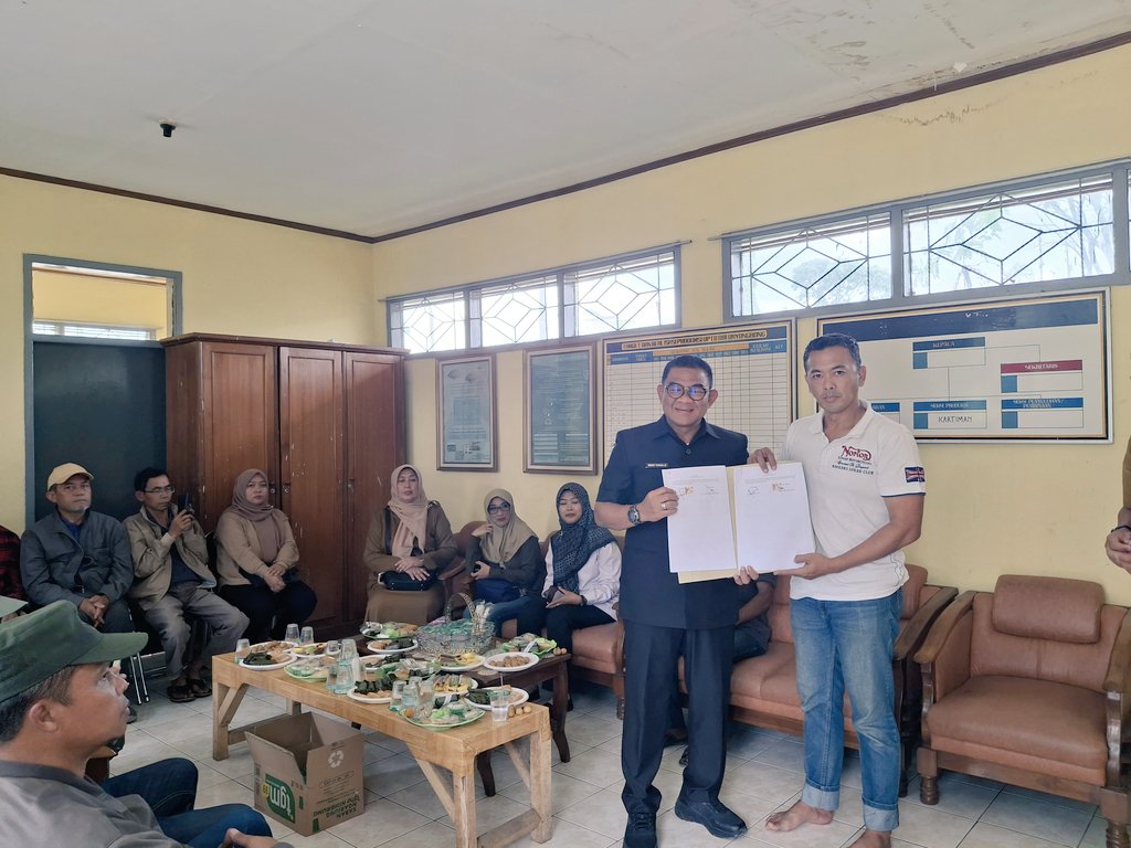 NitaFarida_1704's tweet photo. Senin (13/01), Nita Siti Farida, Luhkan Garut, di BBI Bayongbong , pendampingan MOU Kerjasama Koperasi Mina Garut Sejahtera dengan Diskannak Kab.Garut #GiatLuhkanSatminkalbogor #KabGarut #Aktivitas
@brpbatpp_bogor
@pusluh_bppsdm
@bppsdm_kp https://t.co/q2ewpnQCG6