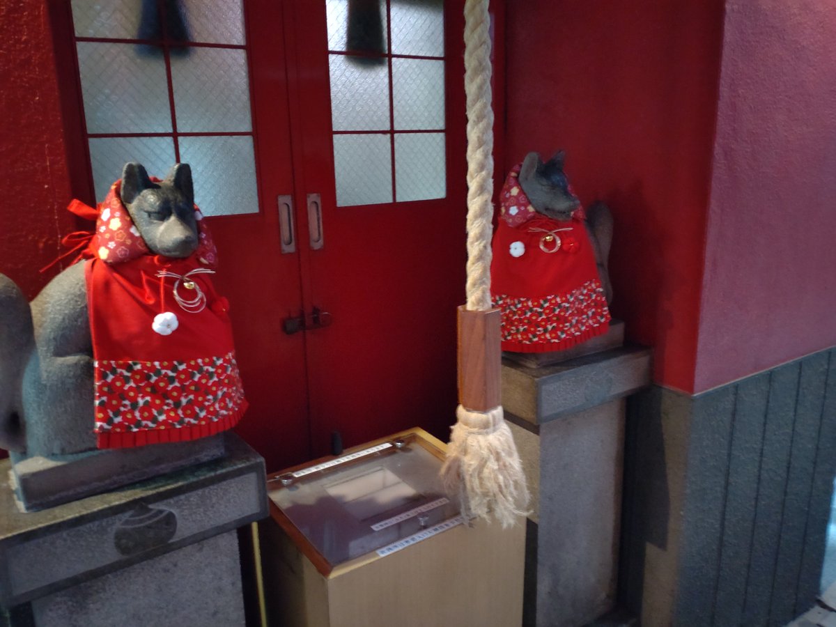 訂正の連絡です。1/28日に投稿致しましたキツネさん前掛けの写真は誤って違う写真を載せました。正しくはこの写真です。椿模様があります。前掛けを制作された方、ポストを見られた方、大変失礼しました。次回からは更にチェックして投稿いたします。引き続きよろしくお願いいたします。#豊岩稲荷神社