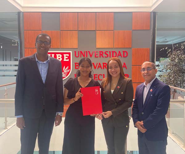 <a href="/JerryRobalino/">Jerry Robalino</a> <a href="/UbeEcuador/">UBE | Universidad Bolivariana Del Ecuador</a> <a href="/Educacion_Ec/">Ministerio de Educación, Deporte y Cultura</a> <a href="/AlegriaCrespo/">Alegría Crespo Cordovez</a> <a href="/EduSuperiorEc/">Viceministerio de Educación Superior</a> <a href="/PatoCornejo/">Patricio Cornejo</a> <a href="/SbastienMlires1/">Sébastien Mélières</a> <a href="/EstebanOrtizMD/">Esteban Ortiz</a> <a href="/rosaliaarteaga/">Rosalía Arteaga</a> <a href="/donramon_10/">Ramón Sonnenholzner</a> <a href="/ramirodiez/">RAMIRO DIEZ</a> <a href="/Expresoec/">Diario Expreso</a> <a href="/ubepostgrados/">UBE | Postgrados</a> <a href="/EcuavisaInforma/">Ecuavisa Noticias</a> <a href="/NelsonTubay/">Nelson Tubay</a> <a href="/Alfonso_Laso/">Alfonso Laso Ayala</a> @panchoteran <a href="/soyricosuave/">Gerardo Mejia</a> <a href="/rtolozano2/">Roberto Tolozano</a> <a href="/RosangelaCaice3/">Rosangela Caicedo1</a> <a href="/GobiernodeDuran/">Gobierno Municipal de Durán</a> <a href="/ComunicacionEc/">Comunicación Ecuador 🇪🇨</a> Brithany ya es estudiante de la <a href="/UbeEcuador/">UBE | Universidad Bolivariana Del Ecuador</a> gracias a su beca total, como ganadora del concurso de conocimientos "Genios Bolivarianos, Durán 2024".
Felicitaciones U.E.  Ezra Taft Benson. 

<a href="/JerryRobalino/">Jerry Robalino</a>
<a href="/RelatosEcuador/">Ma. Eugenia Tello</a>
👇🏾
n9.cl/rrfy14