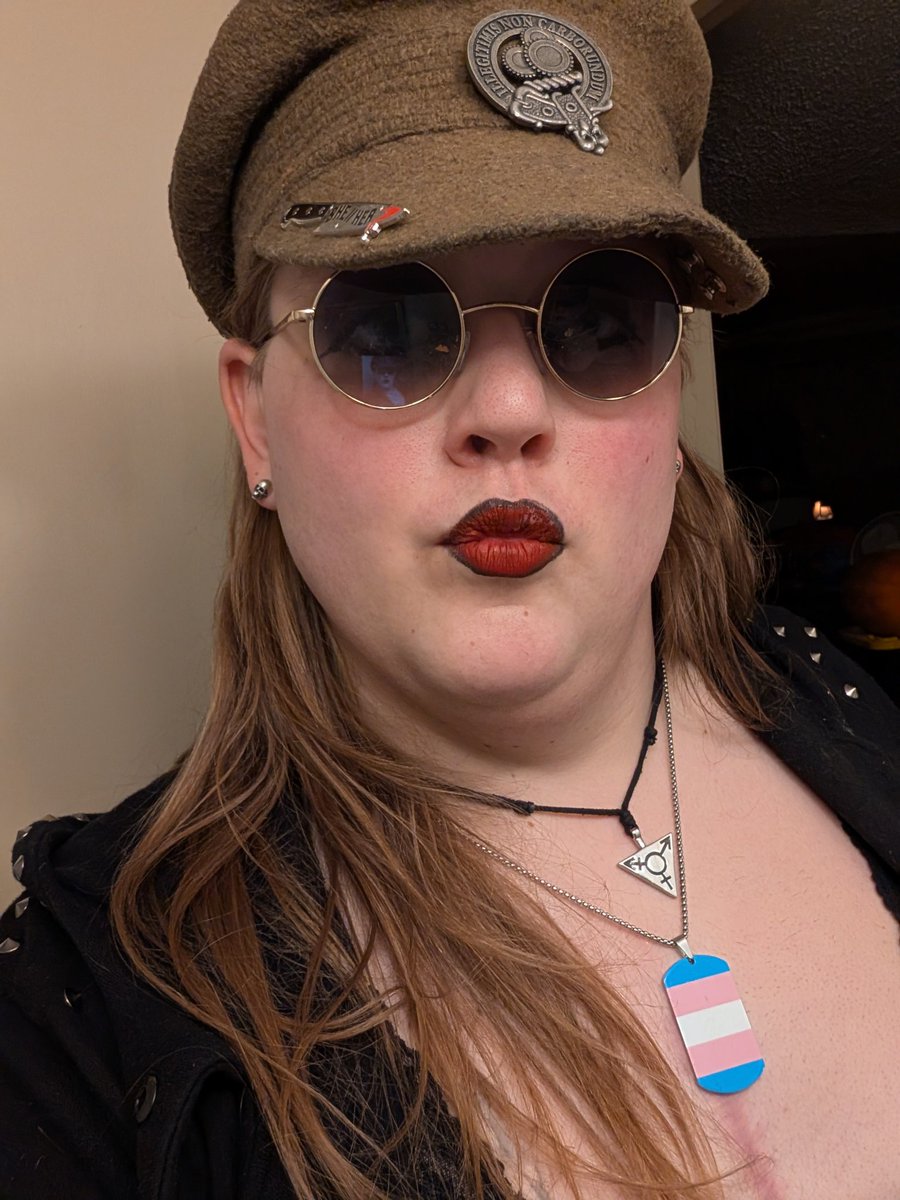 Ms_Inconnue's tweet photo. I GOT CONTACTS WHICH MEANS I CAN WEAR MY VILLAIN SUNGLASSES AGAIN https://t.co/QNgH6drpEF