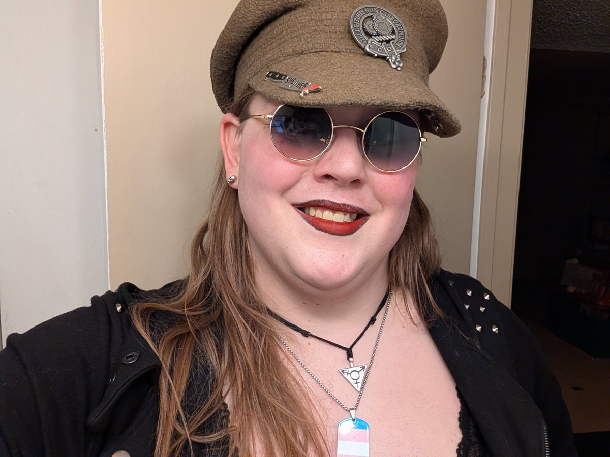 Ms_Inconnue's tweet photo. I GOT CONTACTS WHICH MEANS I CAN WEAR MY VILLAIN SUNGLASSES AGAIN https://t.co/QNgH6drpEF