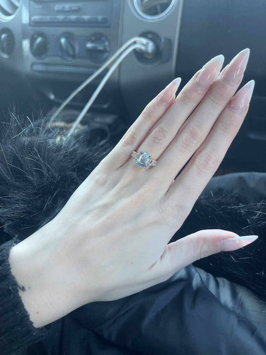 cloudycassiie's tweet photo. She’s so pretty https://t.co/xYEYAzKgSk