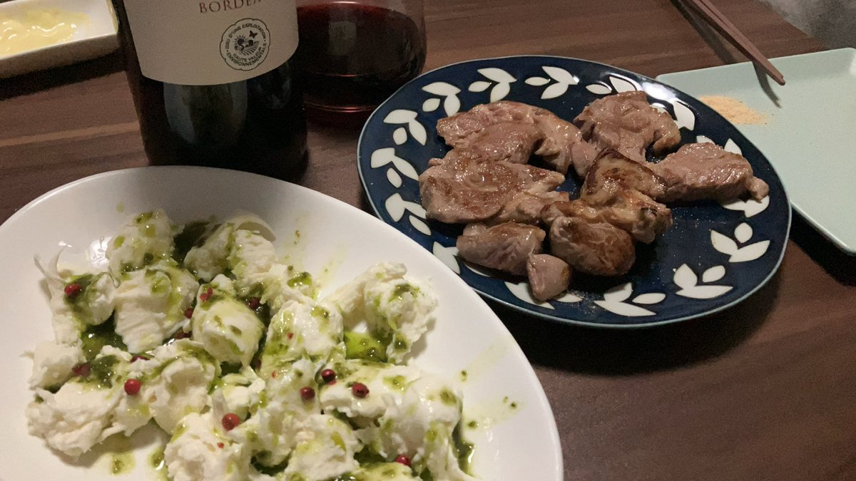 mike2023_a's tweet photo. 暴飲暴食の2日間😋
冷凍餃子焼いてお寿司買ってビールとチャミスル🍺
最後はチーズとラム肉と赤ワイン🍷
#晩ごはん　#おうちごはん #お酒好きな人と繋がりたい　#おつまみ https://t.co/YTzmc9t6BQ
