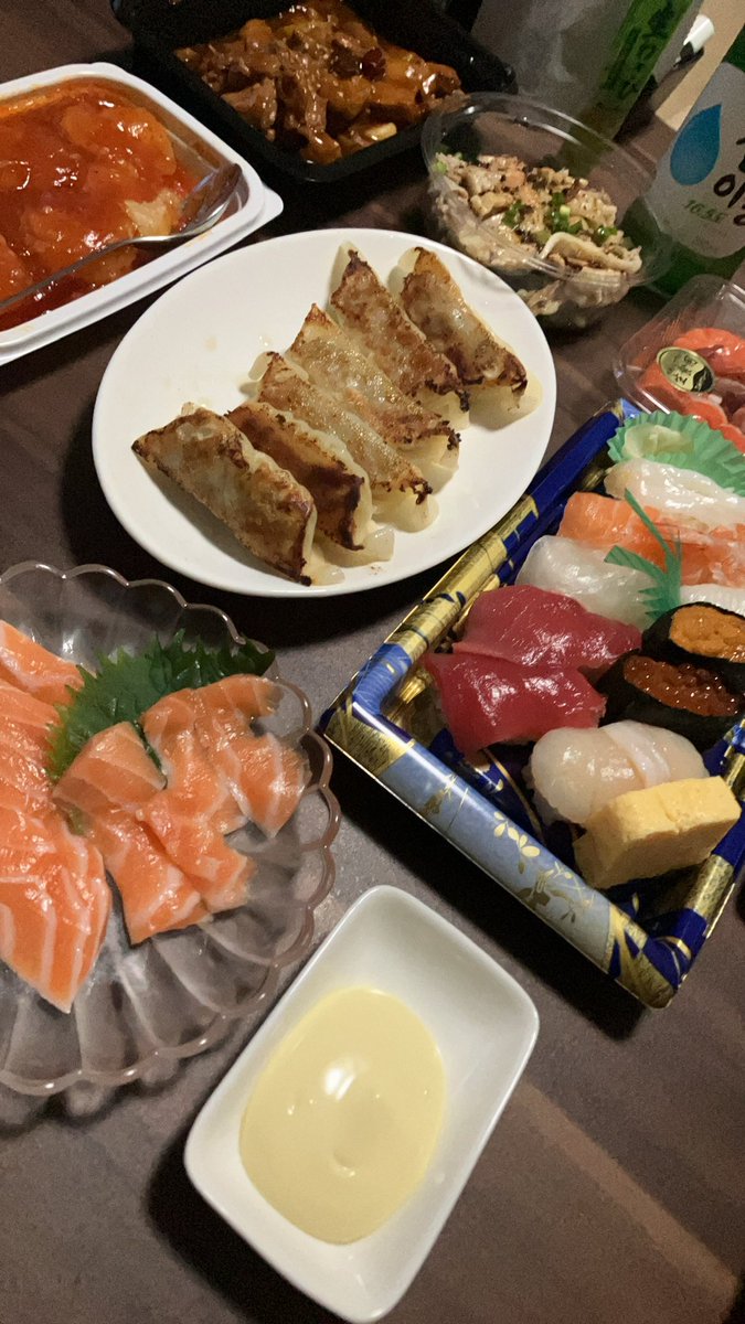 mike2023_a's tweet photo. 暴飲暴食の2日間😋
冷凍餃子焼いてお寿司買ってビールとチャミスル🍺
最後はチーズとラム肉と赤ワイン🍷
#晩ごはん　#おうちごはん #お酒好きな人と繋がりたい　#おつまみ https://t.co/YTzmc9t6BQ
