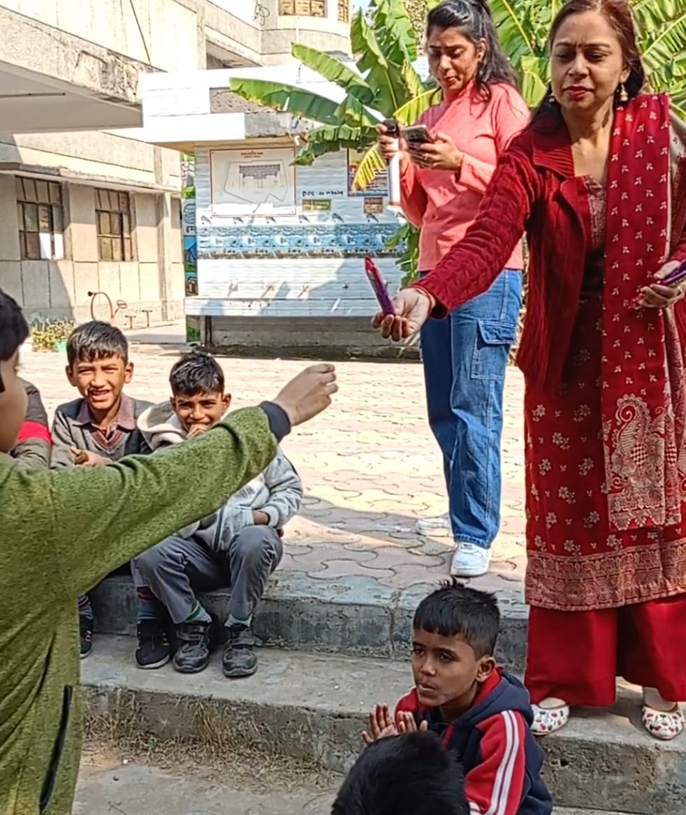 mcdpswvn's tweet photo. Our Head of School, who is also a Vidyanjali volunteer, conducted a quiz competition with the children to create awareness about the upcoming elections in Delhi and  gave chocolates to the children who gave the right answers. https://t.co/nUZjR9cOih