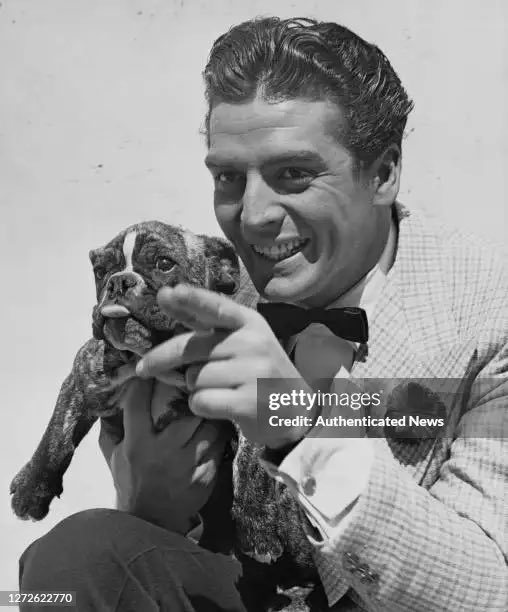 January 29. Remembering VICTOR
MATURE born 112 years ago
(1913-1999). One of my mother’s favourite actors. (You gotta love a man who likes dogs!) #VictorMature #SamsonAndDelilah