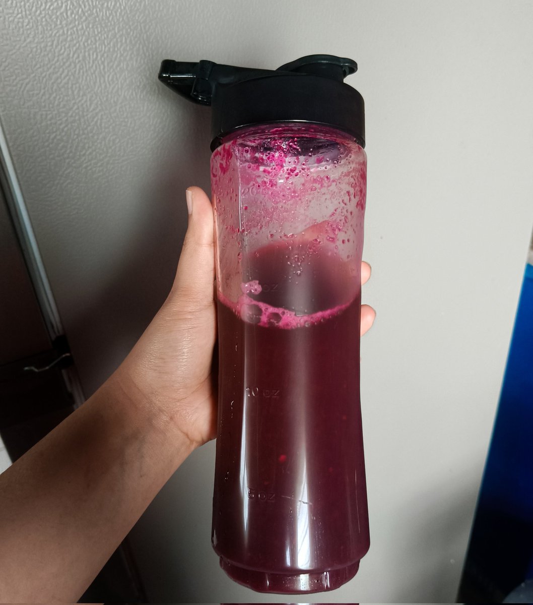 Brand ni memang takpernah mengecewakan i. 
i dah guna dekat setahun, blade dia still tajam weh siap boleh blend buah + ais lagi !  5 minit je settle.

i dah serik beli yang portable, asyik stuck je ! Last² mereput dalam almari.