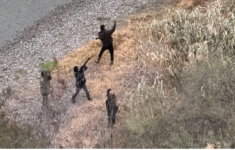 Diariodenarco's tweet photo. En la frontera de México y EU Sicarios disparan contra Policías de la Border Patrol y les apuntan a sus drones

NOTA EN EL ENLACE: https://t.co/0Zr3jm9Y9A https://t.co/iwHvXFZ9MB