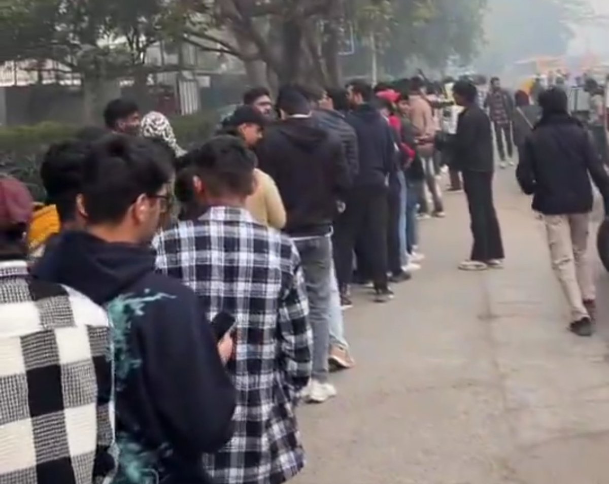 CricCrazyJohns's tweet photo. THE LONG QUEUE OUTSIDE ARUN JAITLEY STADIUM AT 7 AM TO WATCH KOHLI 🤯

- The Face of World Cricket. https://t.co/kOu5xoy3NZ
