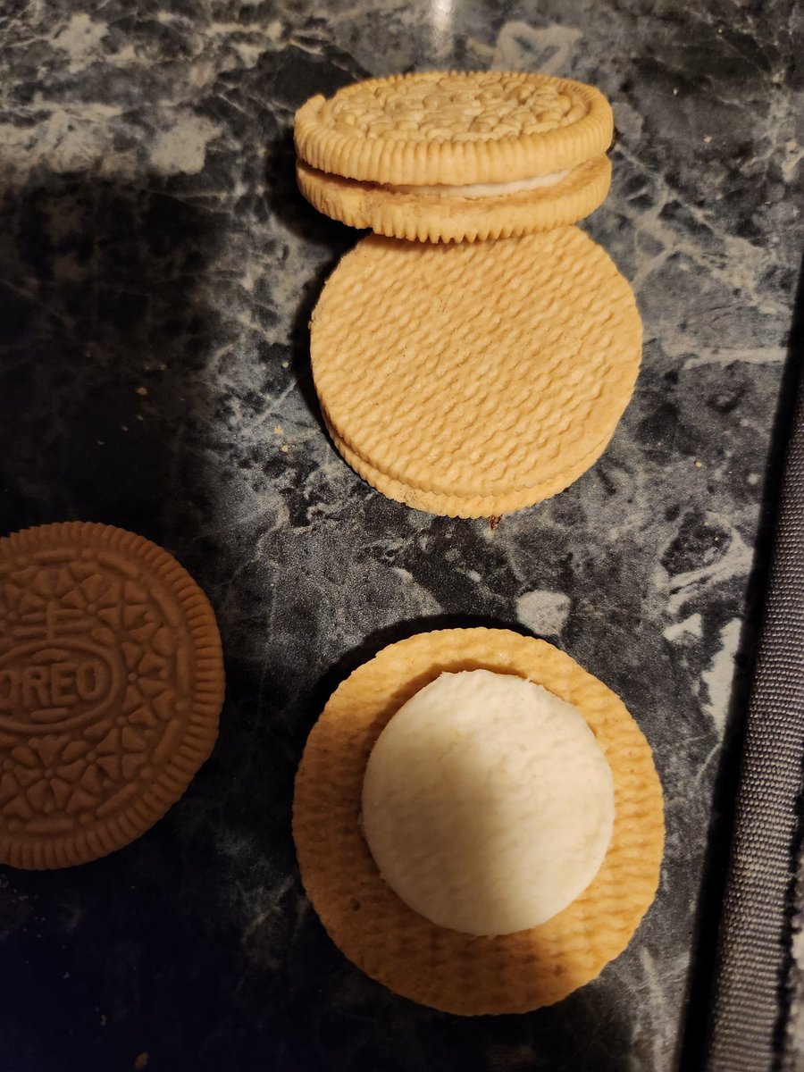 jkroses63's tweet photo. @Oreo is this really all the filling? Half the package with cookies put together wrong, cracked, broken edges on inside of cookie edge? What a rip off. Disappointed. https://t.co/JVyT0Y69Ne