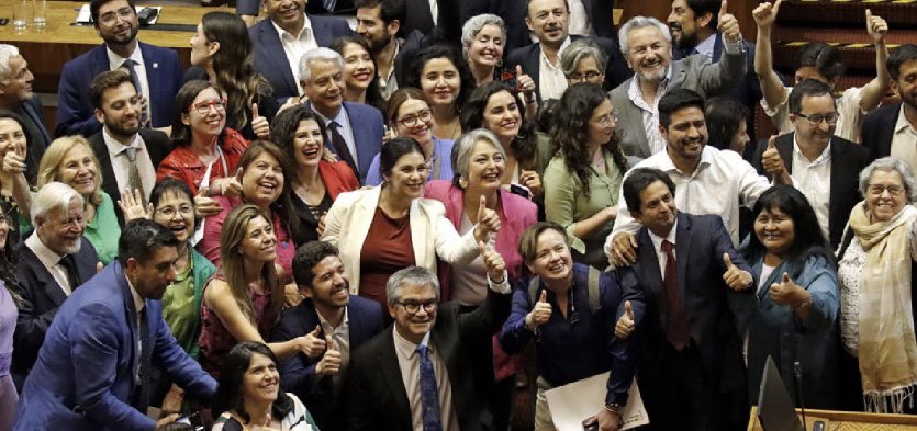 Está claro quienes celebraron la aprobación de esta reforma de pensiones. La izquierda celebra que les aprobaron un préstamo con cargo a todos trabajadores. Con ese 1,5% que le quitan a quienes dicen defender se financiarán ellos, sus amigos y sus parientes. Nosotros desde el