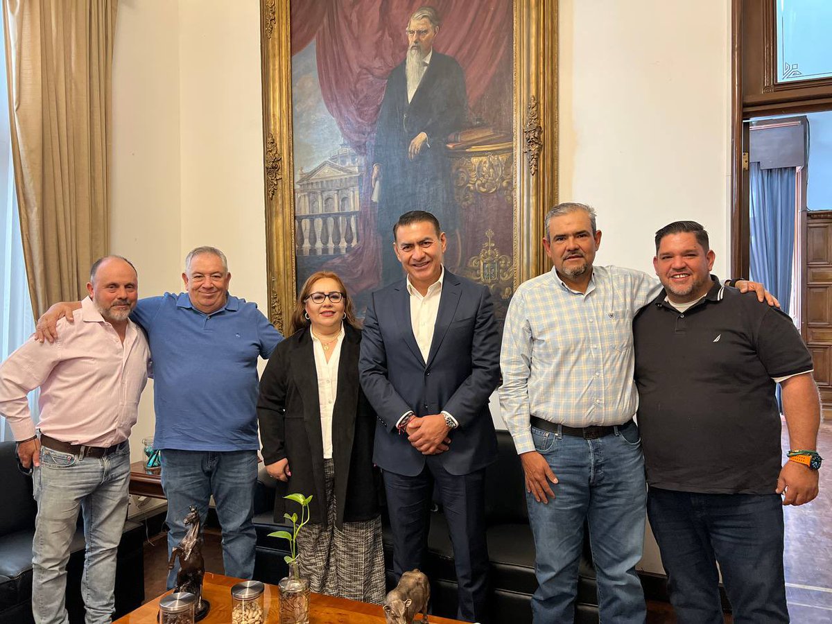 SalvadorZamoraZ's tweet photo. Qué gusto reunirme con mi amigo Genaro Santoscoy y la primera alcaldesa de #Acatic, Sandra Castañeda. Estoy seguro de que con su liderazgo y trabajando en equipo lograremos grandes cosas por su municipio. ¡Así avanzamos #AlEstiloJalisco! 🙌🏼💪🏼 https://t.co/JlHmNbxO7s