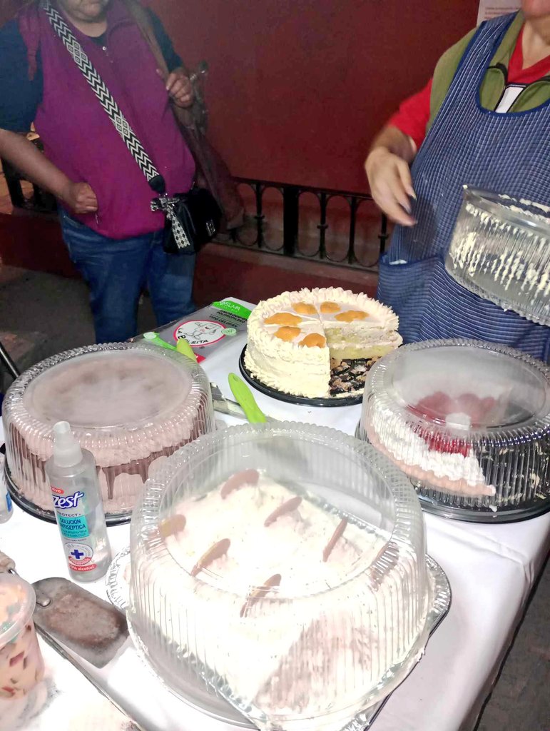 antonietainfo's tweet photo. #Invitan #SanMigueldeAllende FRENTE A LA IGLESIA DEL ORATORIO, VENDEN UNOS ADULTOS MAYORES PASTELES Y UNOS CIUDADANOS PROMUEVEN QUE LES COMPREN SI TIENEN OPORTUNIDAD, PORQUE HAN VENDIDO MUY POCO, DICE QUE "ESTÁN DELI" 😋 ¿CÓMO VA VEZ?
🔸🍰 "quisiera pedirte un favor, hoy mi mamá- https://t.co/I6xfVEmaeH