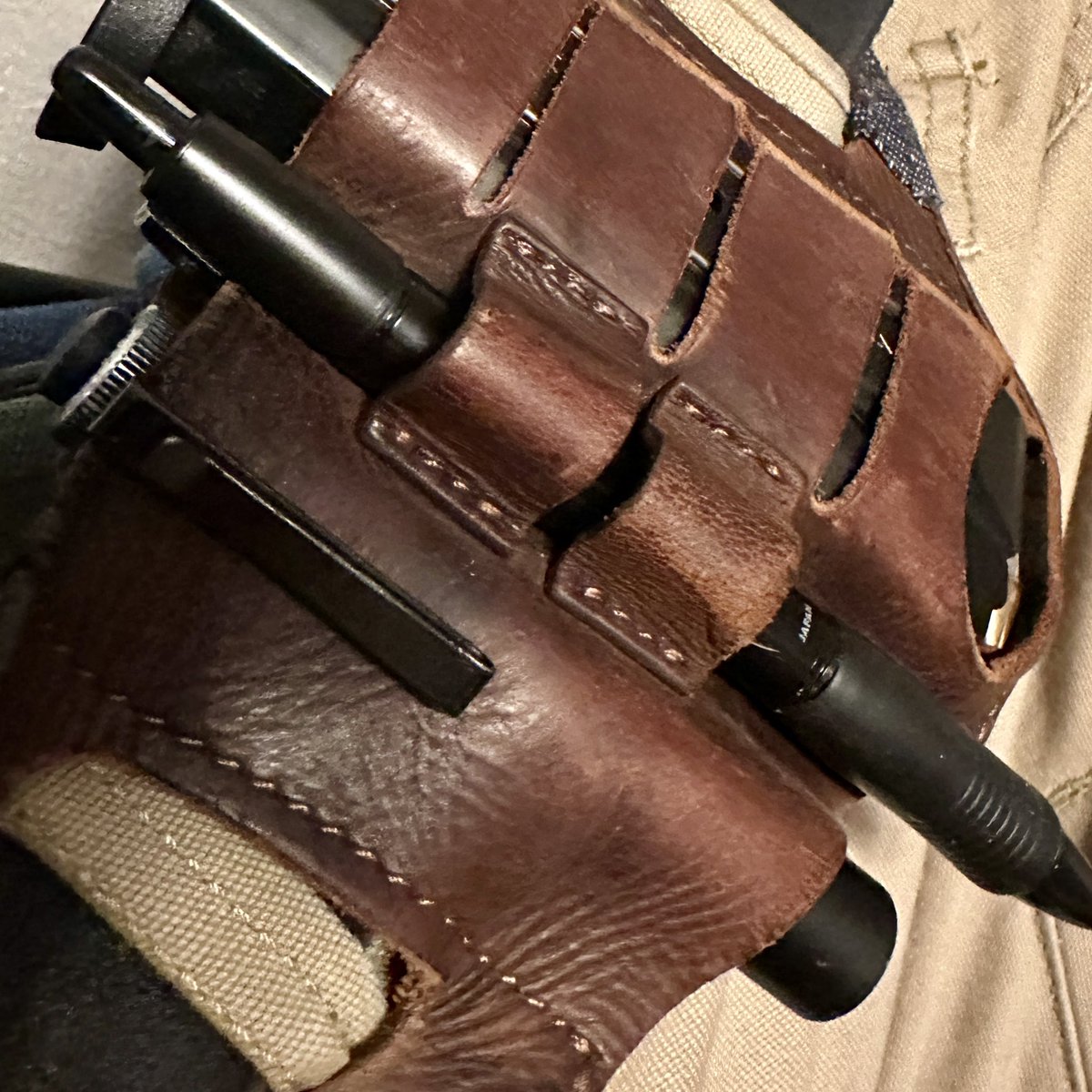 drluke1776's tweet image. Gotta shoutout my go-to EDC light: the Microstream Rechargeable. This compact beast has 250 lumens of soft white light and is tough; survived more drops than I care to admit. Been on my belt for over 5 years. #EDCessentials #Streamlight 

cabelas.com/shop/en/stream…